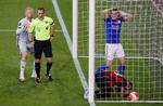 Kort efter denne situation blev  Caglar Söyuncü udvist.  Foto: Andrew Couldridge/Ritzau Scanpix