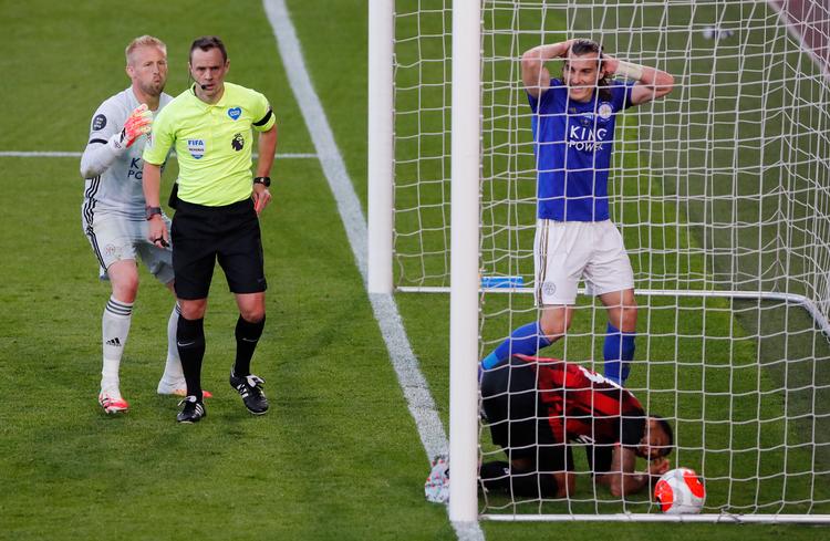 Kort efter denne situation blev  Caglar Söyuncü udvist.  Foto: Andrew Couldridge/Ritzau Scanpix