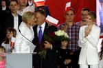 Præsident Andrzej Duda får kys fra hustruen Agata og applaus fra datteren Kinga under en tale til sine tilhængere i aftes. Foto: Kacper Pempel/Ritzau Scanpix