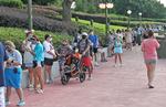 Der var lang kø til Disney Wolrd med i weekenden. Foto: Gregg Newton/Ritzau Scanpix