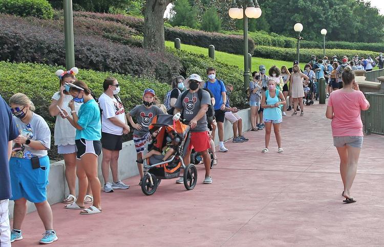 Der var lang kø til Disney Wolrd med i weekenden. Foto: Gregg Newton/Ritzau Scanpix