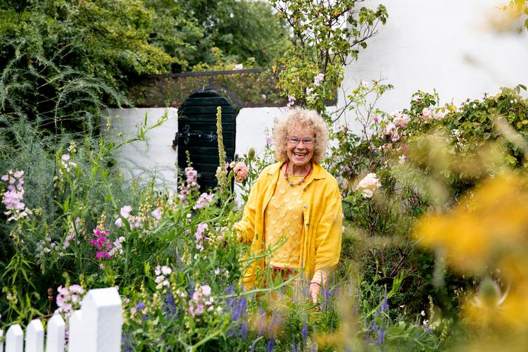 Den 72-årige direktør og professor Lene Lange slår til lyd for, at det er svampe, der skal redde verden.     
De skal blandt andet bruges til at få de gigantiske organiske affaldsbjerge omsat til højkvalitetsprodukter som eksempelvis dyrefoder og proteinrige energibarer. Foto: Finn Frandsen/POLFOTO