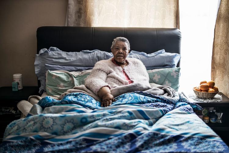 71-årige Nomonde Monica Baatjies får behandling for covid-19 i sin seng. Foto: Marco Longari/Ritzau Scanpix