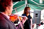 Sangerinden  Anne Kristine og violinisten Kristian Jørgensen var drivende kræfter bag en omgang behageligt swingende frokostjazz. Foto: Nanna Navntoft