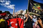 Folk fejrer foran Hagia Sofia, efter at den ændrede status igen til en moské. Det er en sejr og generobring for flere af især AKP's vælgere. Til højre ses et osmannisk våbenskjold. Foto: Ozan Kose/Ritzau Scanpix