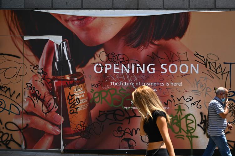 En butiksfacade i Madrid er overmalet af grafitti. Når eller hvis den åbner, kan den give jobs til nogle af landets unge.   Foto: Gabriel Bouys/Ritzau Scanpix