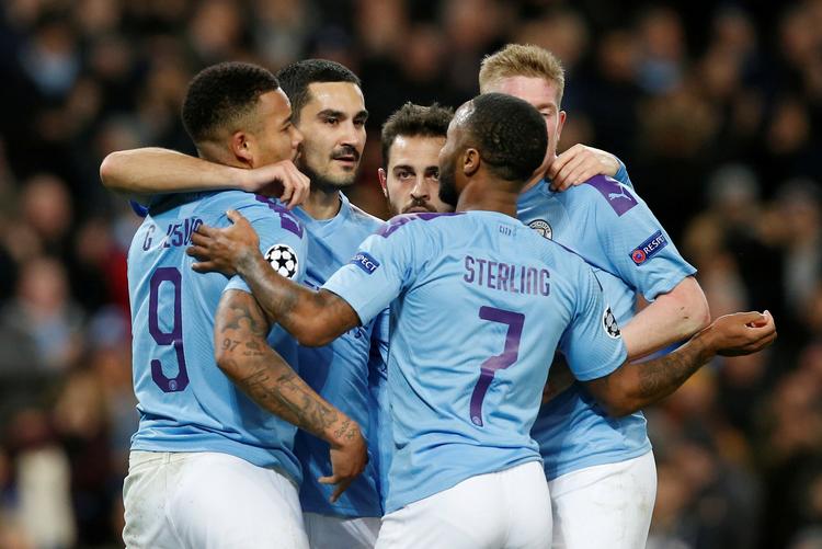 I denne jubelklase er der fodboldspillere, som Manchester City har betalt små to milliarder kroner for: Gabriel Jesus (venstre), Ilkay Gündogan, Bernardo Silva, Raheem Sterling og Kevin de Bruyne.  Foto: Andrew Yates/Ritzau Scanpix