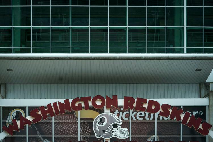     LANDOVER, MD - JULY 07: A Washington Redskins logo hangs over an entrance to FedEx Field on July 7, 2020 in Landover, Maryland. After receiving recent pressure from sponsors and retailers, the NFL franchise is considering a name change to replace Redskins. The term "redskin" is a dictionary-defined racial slur for Native Americans. Drew Angerer/Getty Images/AFP == FOR NEWSPAPERS, INTERNET, TELCOS &amp; TELEVISION USE ONLY ==   Foto: Drew Angerer/Ritzau Scanpix