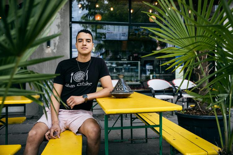 En sortklædt mand i Brøndbyfarver kan takke Ausama Fadel fra Liban Cuisine for at han ikke blev gennembanket af FCK-fans, da han lå forsvarsløs på asfalten i Sundevedsgade på Vesterbro.  Foto: Jens Hartmann Schmidt/POLFOTO