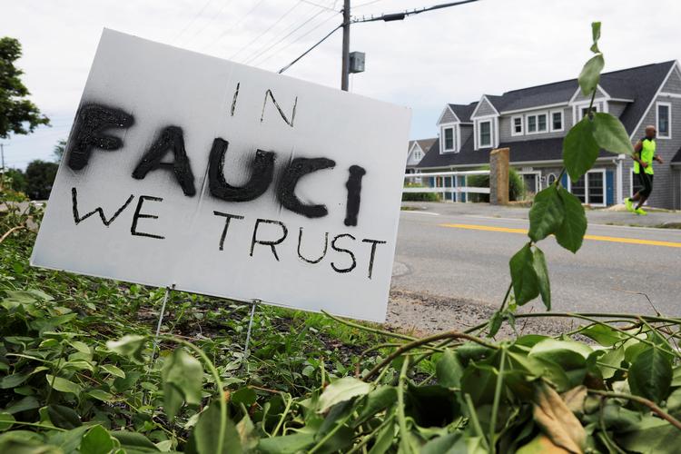 Her i Rockport, Massachusetts, har de stor tillid til  Anthony Fauci. Foto: Brian Snyder/Ritzau Scanpix