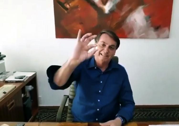 Dette Facebookbillede viser Jair Bolsonaro tage en hydroxyklorokin-pille, efter at han er blevet smittet med coronavirus.  Foto: Stringer/Ritzau Scanpix