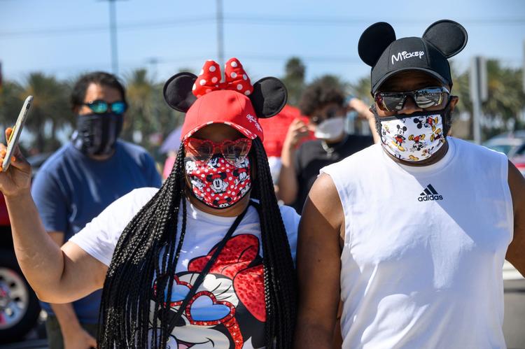 Californien er et af de hårdt ramte områder, eften at coronavirussen er genopblusset i USA. Billedet er fra genåbningen af Disney World i sidste uge.  Foto: Robyn Beck/Ritzau Scanpix