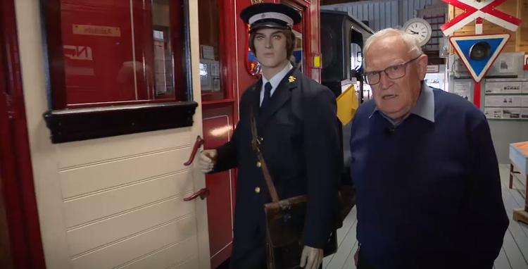 Sten Møller, formand for foreningen De Bornholmske Jernbaner, er den kyndige guide i programmet 'Det kørte på skinner'. Foto: Screendump/TV 2 Bornholm