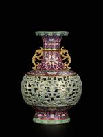 Det amerikansk-britiske auktionshus Sotheby's beskriver ifølge CNN den retikulerede vase som en »teknisk tour de force«. Foto: Courtesy Sothebys