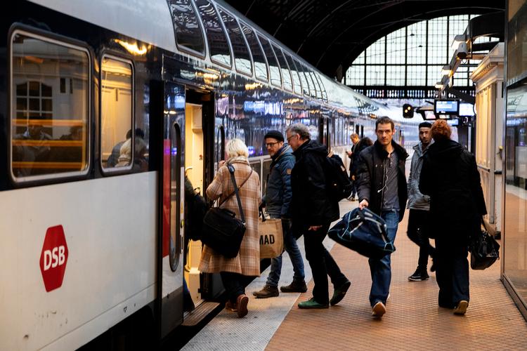 DSB har indført krav om pladsbilletter, så togene ikke kører med flere passagerer end der er siddepladser til.  Foto: Finn Frandsen/POLFOTO