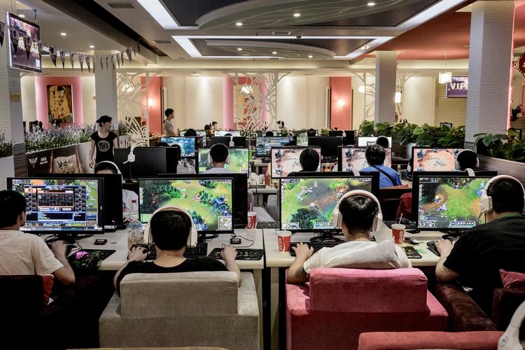 Der findes omkring 113.000 internetcaféer og barer i Kina, og de bliver brugt flittigt i landet.  Foto: Fernando Moleres/Ritzau Scanpix