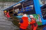 Bussen endte i en sø efter at have braget gennem et autoværn på motorvejen. Foto: Str/Ritzau Scanpix