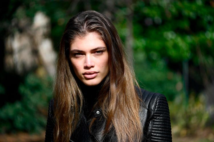 Den 23-årige, brasilianske model Valentina Sampaio har været overskriftsstof flere gange. Nu er hun igen en nyhed, fordi hun bliver den første transkønnede model, der poserer i Sports Illustrated Swimsuit Issue. Foto: Miguel Medina/Ritzau Scanpix