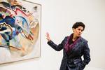 Billedkunstneren Julie Mehretu gav en aldeles fremragende rundvisning på The Guggenheim i New York.  Foto: DR
