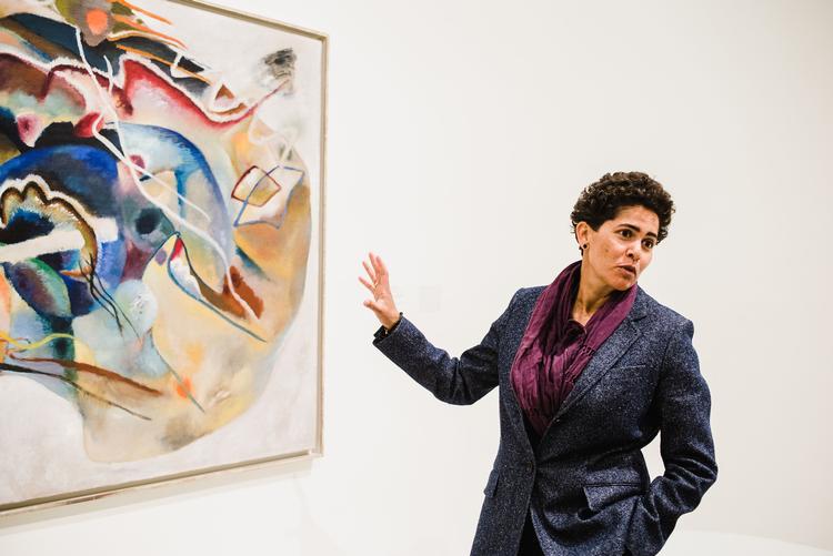Billedkunstneren Julie Mehretu gav en aldeles fremragende rundvisning på The Guggenheim i New York.  Foto: DR