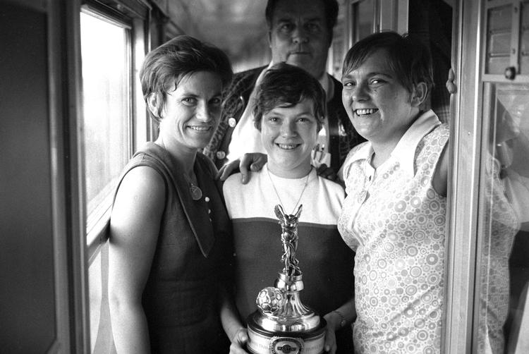 Tre af holdets spillere med VM-pokalen efter hjemkomsten til Danmark.  Foto: Ebbe Andersen/POLFOTO