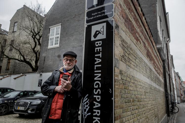 Jørgen Hoppe troede, at han betalte for en parkeringsplads på Q Parks ved Åbenrå. Men Easy Park app'en fandt en kommunal parkeringsplads, så da han kom tilbage til bilen, sad der en parkeringsafgift under viskeren. En klage til Parkeringsklagenævnet har efter halvandet års ventetid, været forgæves Foto: Mads Nissen/POLFOTO