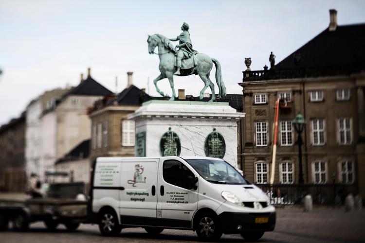 Det mindst egnede medium til formidling af historie er patetiske og propagandistiske statuer og mystiske gadenavne, der for længst har passeret sidste salgsdato. Salys rytterstatue fra 1771 af Frederik V på Amalienborg Slotsplads er et kunstnerisk mesterværk, men ikke historisk formidling, skriver Peter Wivel i denne klumme.  Arkivfoto Ditte Valente