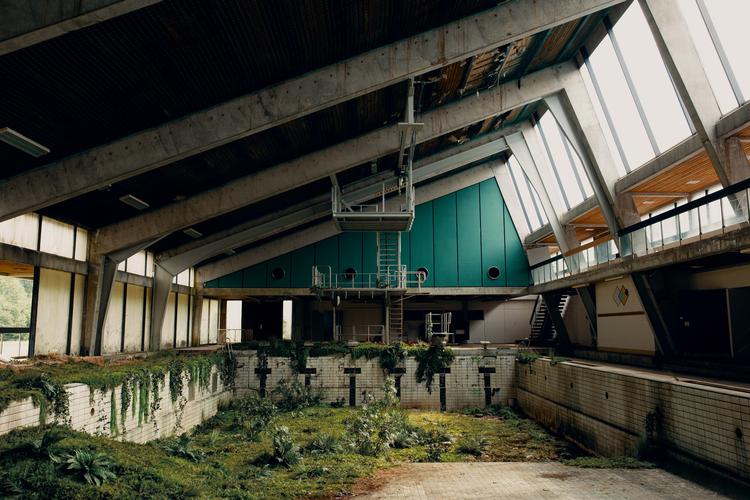 Naturen er rykket ind i kasernens gamle svømmehal, der er brugt som kulisse i sæson tre af Netflix tv-serien 'The Rain'. Foto: Gabriella Votta og Oscar Haumann
