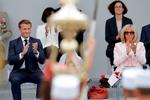     Emmanuel Macron og fru Brigitte under den stærkt reducerede parade på Concorde-pladsen i anledning af Bastille-dagen. I et interview efter paraden indrømmede præsidenten, at han ikke har leveret tilstrækkelige resultater. Forude venter en hård økonomisk krise med over en million arbejdsløse. Foto: Christophe Ena/Ritzau Scanpix