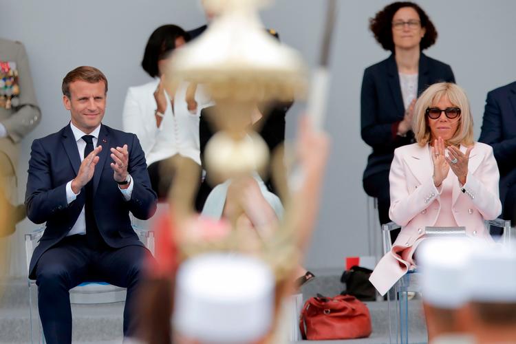    Emmanuel Macron og fru Brigitte under den stærkt reducerede parade på Concorde-pladsen i anledning af Bastille-dagen. I et interview efter paraden indrømmede præsidenten, at han ikke har leveret tilstrækkelige resultater. Forude venter en hård økonomisk krise med over en million arbejdsløse. Foto: Christophe Ena/Ritzau Scanpix