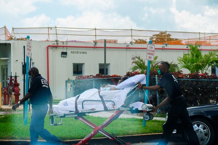 Emergency Medical En patient ankommer til et hospital i Miami, Florida, der er hårdt ramt af corona-epidemien. Foto: Maria Alejandra Cardona/Ritzau Scanpix