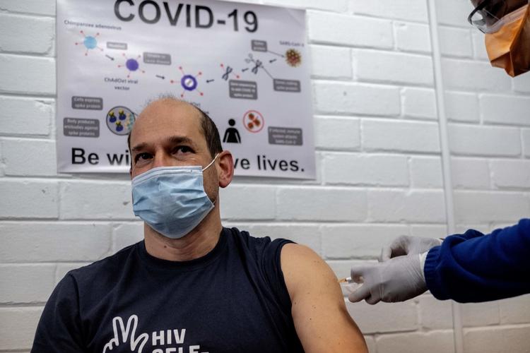 Selv om selskabet Moderna nu går ind i den afsluttende testfase, kan der gå op til halvandet år, før en vaccine mod corona kommer på markedet. Foto: Luca Sola/Ritzau Scanpix