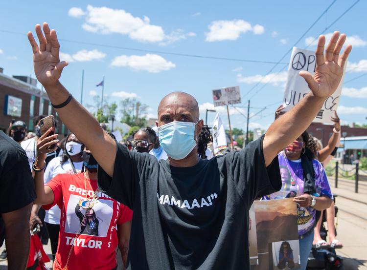 National Mother's March, der fandt sted for nylig, er et af mange udtryk for den stigende vrede over politivold i USA. Det er blandt andet ansporet af racismen i USA, at flere nu stiller spørgsmål ved idealet om objektivitet i journalistik.  Arkivfoto Amanda Sabga/Ritzau Scanpix