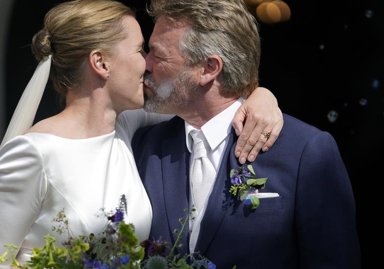 Statsminister Mette Frederiksen og filmfotograf Bo Tengberg i Magleby Kirke efter vielsen.  Foto: Mads Claus Rasmussen/Ritzau Scanpix