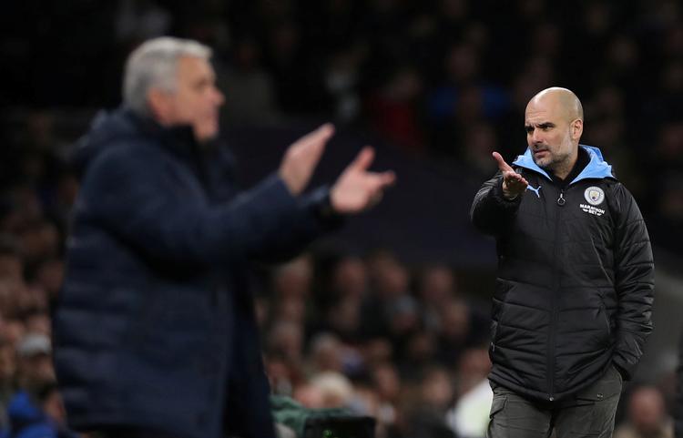 Toptrænerne Pep Guardiola (til højre) og José Mourinho har længe været store rivaler, og det er bare blusset op, efter at Manchester City har fået to års karantæne fra Champions League annulleret.  Foto: David Klein/Ritzau Scanpix