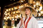 Udklædt som japansk vandrer begiver Joanna Lumley sig ud på en klassisk pilgrimsrute.  Foto: DR