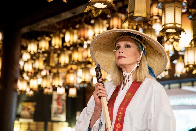 Udklædt som japansk vandrer begiver Joanna Lumley sig ud på en klassisk pilgrimsrute.  Foto: DR