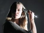 ML Buch, der består af Marie Louise Buch, afsøger med en blanding af syntetisk dreampop, moderne barok og elektronisk musik mulighederne for intimitet i en digital tid. Foto: Selvportræt