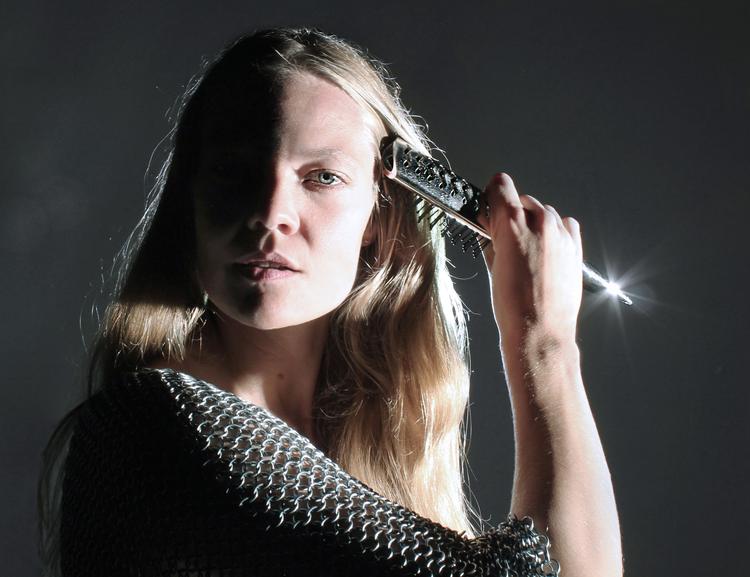 ML Buch, der består af Marie Louise Buch, afsøger med en blanding af syntetisk dreampop, moderne barok og elektronisk musik mulighederne for intimitet i en digital tid. Foto: Selvportræt