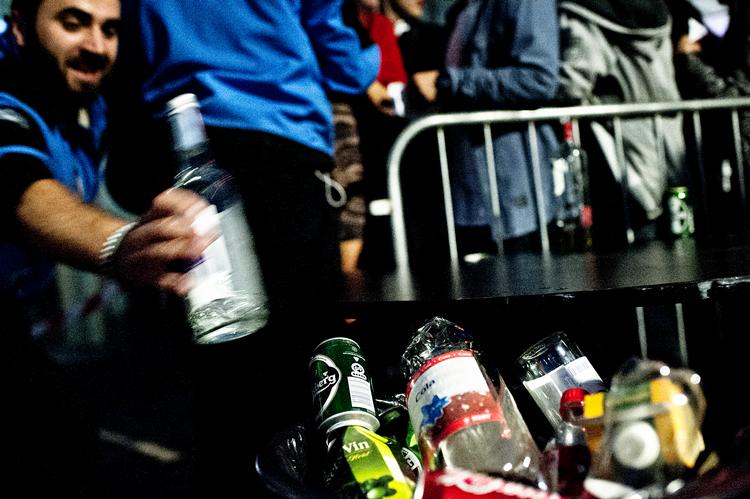 Køen til gymnasiefest vidner om, at der bliver gået til den, allerede inden festen starter.  Foto: Marius Nyheim/POLFOTO