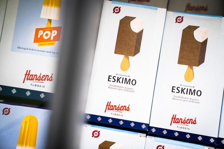 Det er snart slut med at bede om en ’Eskimo’ hos Hansens Is. Fremover vil isproducentens økologiske vaniljeflødeis med chokoladeovertræk blive kaldt O’Payo, der er navnet på chokoladen, der bliver brugt.  Foto: Ida Marie Odgaard/Ritzau Scanpix