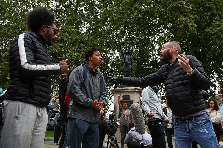Onsdag blev en proteststatue rejst på den piedestal, hvor en statue af slavehandleren Edward Colston tidligere har stået. Torsdag blev den fjernet igen.  Foto: Geoff Caddick/Ritzau Scanpix