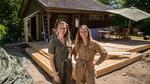 Kusinerne Camilla og Sara sætter farmors gamle sommerhus i stand - men man savner, at der er lidt mere Flemming Leth-handyman-forklaringer med i deres program. Foto: Morten Sønniksen, Holger Rytter/DR