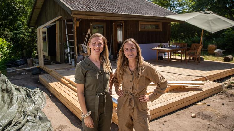 Kusinerne Camilla og Sara sætter farmors gamle sommerhus i stand - men man savner, at der er lidt mere Flemming Leth-handyman-forklaringer med i deres program. Foto: Morten Sønniksen, Holger Rytter/DR