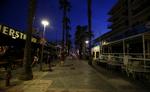 I weekenden var denne gade fyldt med festende turister. Nu har myndighderne lukket alle butikker, restauranter og barer. Foto: Enrique Calvo/Ritzau Scanpix