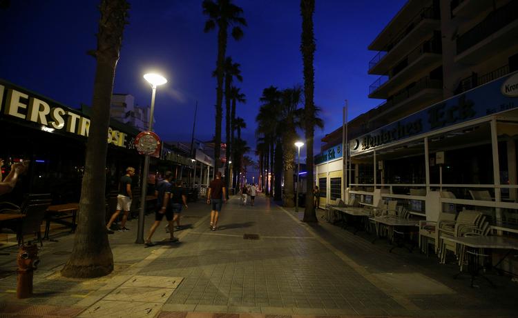 I weekenden var denne gade fyldt med festende turister. Nu har myndighderne lukket alle butikker, restauranter og barer. Foto: Enrique Calvo/Ritzau Scanpix