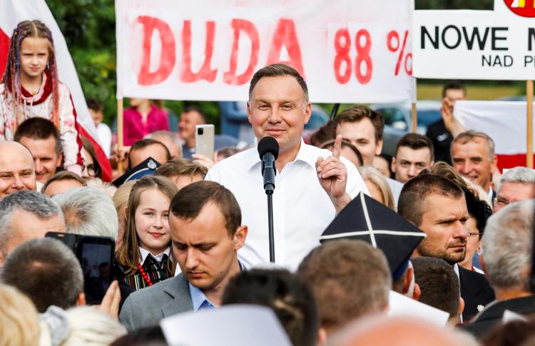 Andrzej Duda sikrede sig fem år mere på posten som Polens præsident med en særdeles snæver valgsejr over modkandidaten, Rafal Trzaskowski, fra partiet Borgerplatformen. Foto: Agencja Gazeta/Ritzau Scanpix