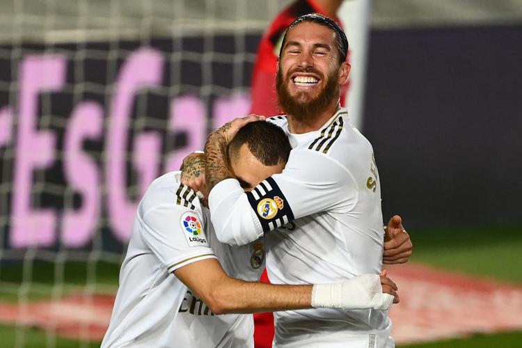 Real Madrids Karim Benzema fejrer en scoring sammen med Sergio Ramos. Foto: Gabriel Bouys/Ritzau Scanpix