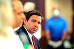 Floridas republikanske guvernør, Ron DeSantis, på et pressemøde i april, før corona-smitten eksploderede i Florida.  Foto: Pedro Portal/Ritzau Scanpix