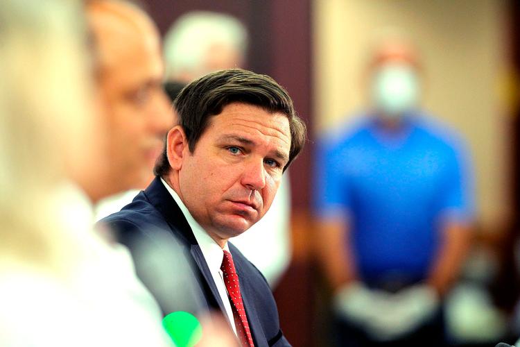 Floridas republikanske guvernør, Ron DeSantis, på et pressemøde i april, før corona-smitten eksploderede i Florida.  Foto: Pedro Portal/Ritzau Scanpix